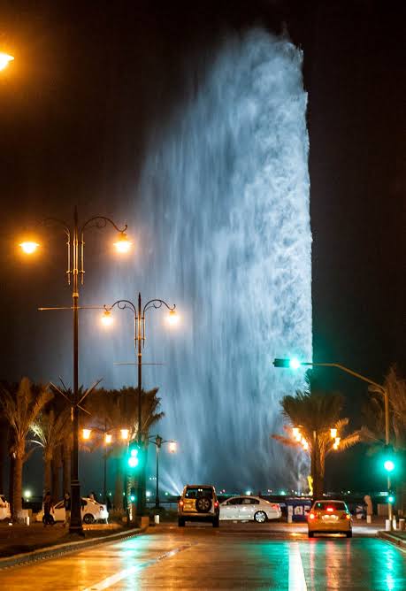 Stop at the iconic King Fahd Fountain
